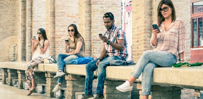 People-using-smartphones